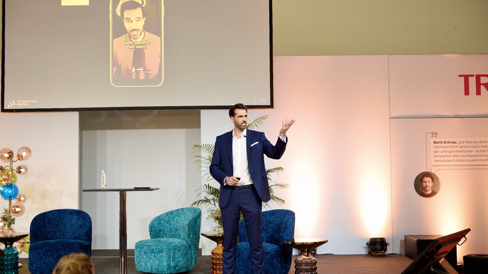 Alex Khan als Keynote Speaker auf der Bühne vor Publikum