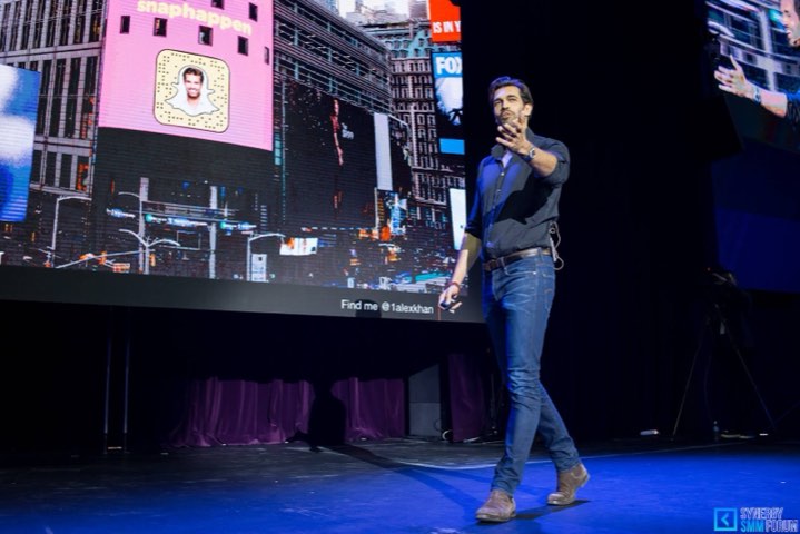 Alex Khan auf einer LED-Showbühne