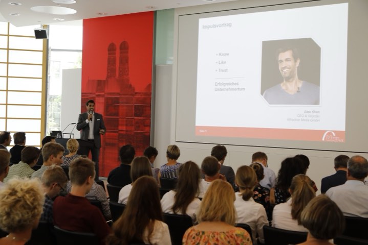 Alex Khan bei einem Vortrag mit Präsentation