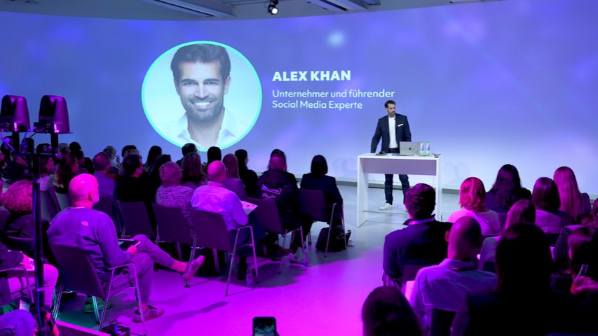 Alex Khan auf der Bühne der B2B Communication Days