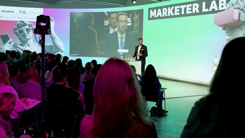 Alex Khan beim Marketer Lab mit Blick ins Publikum