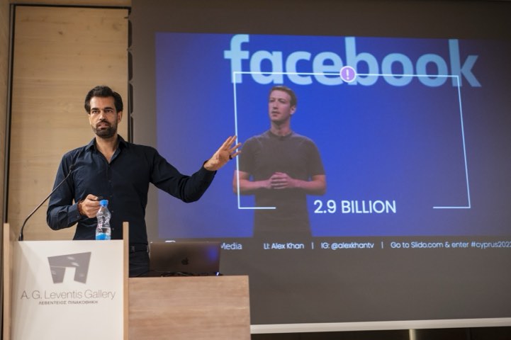 Alex Khan bei einem Vortrag über Facebook