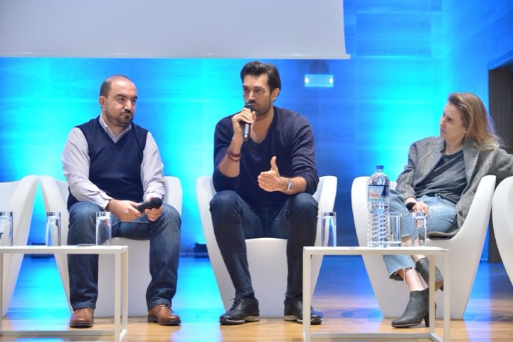 Alex Khan in einer Panel-Diskussion