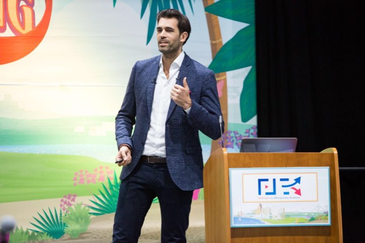 Alex Khan auf einer Open-Air-Bühne