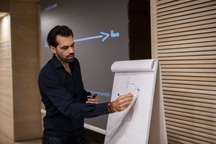 Alex Khan im Workshop am Flipchart